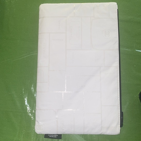 Chanel cosmetic Bag EUC with New Never used Spa/make up items
Chanel
Exclusive - Picture 9 of 16